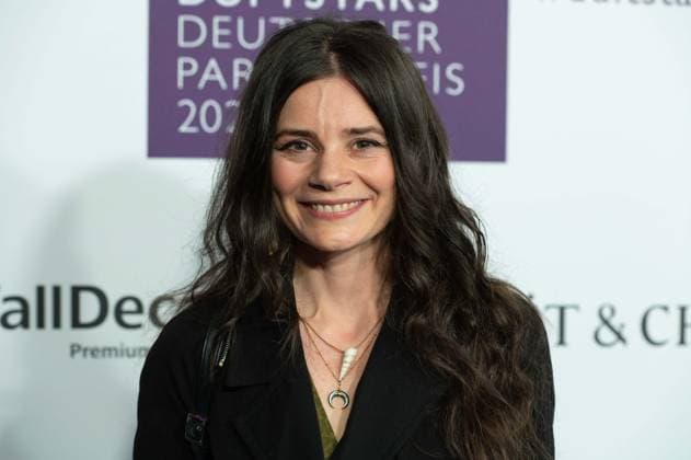 Joyce ILG, Schauspielerin, Portraet, Porträt, Portrait, Angeschnittenes Einzelbild, Einzelmotiv, bei den DUFTSTARS 2025 - Deutscher Parfumpreis Verleihung des deutschen Parfumpreises DUFTSTARS durch die Fragrance Foundation am 08.05.2025, Rheinterrassen, Duesseldorf.