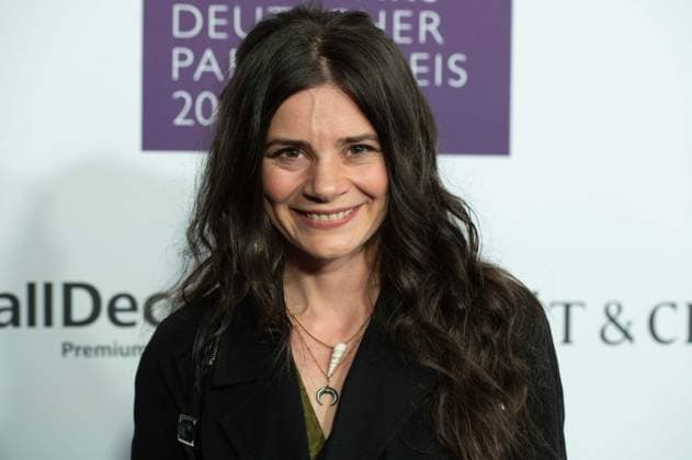 Joyce ILG, Schauspielerin, Portraet, Porträt, Portrait, Angeschnittenes Einzelbild, Einzelmotiv, bei den DUFTSTARS 2025 - Deutscher Parfumpreis Verleihung des deutschen Parfumpreises DUFTSTARS durch die Fragrance Foundation am 08.05.2025, Rheinterrassen, Duesseldorf.