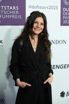 Joyce ILG, Schauspielerin, Portraet, Porträt, Portrait, Angeschnittenes Einzelbild, Einzelmotiv, bei den DUFTSTARS 2025 - Deutscher Parfumpreis Verleihung des deutschen Parfumpreises DUFTSTARS durch die Fragrance Foundation am 08.05.2025, Rheinterrassen, Duesseldorf.