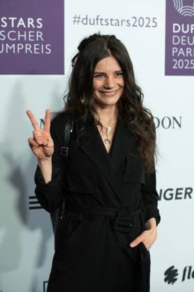 Joyce ILG, Schauspielerin, Portraet, Porträt, Portrait, Angeschnittenes Einzelbild, Einzelmotiv, bei den DUFTSTARS 2025 - Deutscher Parfumpreis Verleihung des deutschen Parfumpreises DUFTSTARS durch die Fragrance Foundation am 08.05.2025, Rheinterrassen, Duesseldorf.