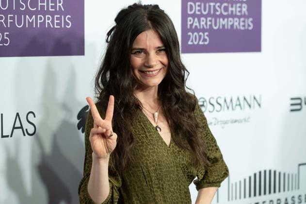 Joyce ILG, Schauspielerin, Portraet, Porträt, Portrait, Angeschnittenes Einzelbild, Einzelmotiv, bei den DUFTSTARS 2025 - Deutscher Parfumpreis Verleihung des deutschen Parfumpreises DUFTSTARS durch die Fragrance Foundation am 08.05.2025, Rheinterrassen, Duesseldorf.