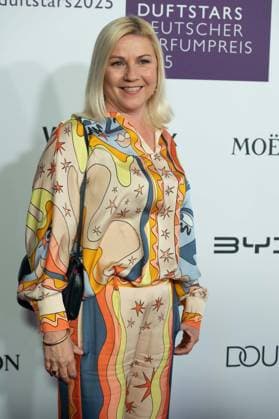 Aleksandra Aleks BECHTEL, Moderatorin, Portraet, Porträt, Portrait, Angeschnittenes Einzelbild, Einzelmotiv, bei den DUFTSTARS 2025 - Deutscher Parfumpreis Verleihung des deutschen Parfumpreises DUFTSTARS durch die Fragrance Foundation am 08.05.2025, Rheinterrassen, Duesseldorf.