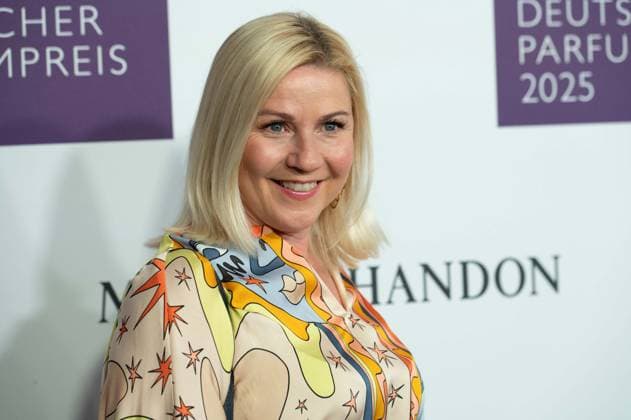 Aleksandra Aleks BECHTEL, Moderatorin, Portraet, Porträt, Portrait, Angeschnittenes Einzelbild, Einzelmotiv, bei den DUFTSTARS 2025 - Deutscher Parfumpreis Verleihung des deutschen Parfumpreises DUFTSTARS durch die Fragrance Foundation am 08.05.2025, Rheinterrassen, Duesseldorf.