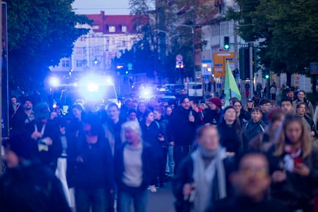 Demo Kriegsende 08052025 - Mit einer Tanz-Demo haben in Erfurt mehrere Hundert Menschen das Ende des 2. Weltkriegs vor 80 Jahren gefeiert. Sie zogen mit Musik und Taenzen vom Domplatz durch die Innenstadt. Erfurt Thueringen Deutschland *** Demo end of war 08052025 Several hundred people celebrated the end of the Second World War 80 years ago with a dance demo in Erfurt They marched with music and dances from the cathedral square through the city center of Erfurt Thuringia Germany 080525_ppb-62