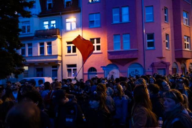 Demo Kriegsende 08052025 - Mit einer Tanz-Demo haben in Erfurt mehrere Hundert Menschen das Ende des 2. Weltkriegs vor 80 Jahren gefeiert. Sie zogen mit Musik und Taenzen vom Domplatz durch die Innenstadt. Erfurt Thueringen Deutschland *** Demo end of war 08052025 Several hundred people celebrated the end of the Second World War 80 years ago with a dance demo in Erfurt They marched with music and dances from the cathedral square through the city center of Erfurt Thuringia Germany 080525_ppb-67