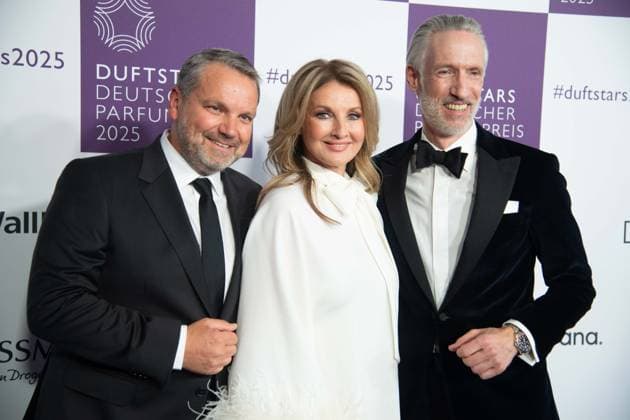 Frauke LUDOWIG, Moderatorin und die Gastgeber Andreas FUHLISCH (rechts) UND UDO HEUSER bei den DUFTSTARS 2025 - Deutscher Parfumpreis Verleihung des deutschen Parfumpreises DUFTSTARS durch die Fragrance Foundation am 08.05.2025, Rheinterrassen, Duesseldorf.