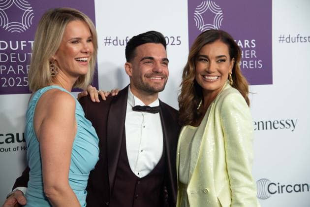 v.l. Monica IVNCAN, Stefano ZARRELLA; Jana Ina ZARRELLA, bei den DUFTSTARS 2025 - Deutscher Parfumpreis Verleihung des deutschen Parfumpreises DUFTSTARS durch die Fragrance Foundation am 08.05.2025, Rheinterrassen, Duesseldorf.