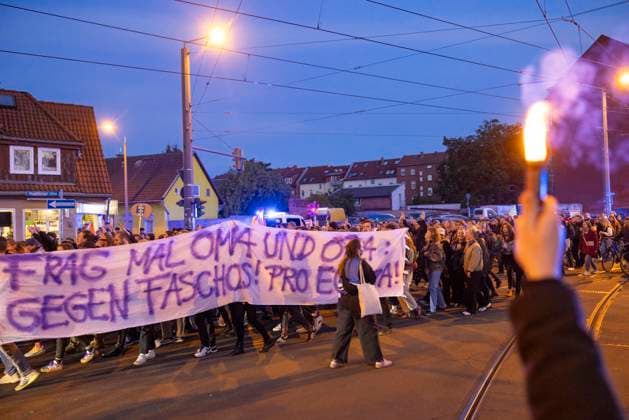 Demo Kriegsende 08052025 - Mit einer Tanz-Demo haben in Erfurt mehrere Hundert Menschen das Ende des 2. Weltkriegs vor 80 Jahren gefeiert. Sie zogen mit Musik und Taenzen vom Domplatz durch die Innenstadt. Erfurt Thueringen Deutschland *** Demo end of war 08052025 Several hundred people celebrated the end of the Second World War 80 years ago with a dance demo in Erfurt They marched with music and dances from the cathedral square through the city center of Erfurt Thuringia Germany 080525_ppb-76