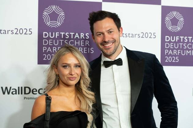 Jan Sebastian KLAUS und Jenny KOEPPER, bei den DUFTSTARS 2025 - Deutscher Parfumpreis Verleihung des deutschen Parfumpreises DUFTSTARS durch die Fragrance Foundation am 08.05.2025, Rheinterrassen, Duesseldorf.