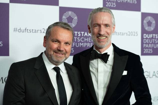 die Gastgeber Andreas FUHLISCH (rechts) UND UDO HEUSER bei den DUFTSTARS 2025 - Deutscher Parfumpreis Verleihung des deutschen Parfumpreises DUFTSTARS durch die Fragrance Foundation am 08.05.2025, Rheinterrassen, Duesseldorf.