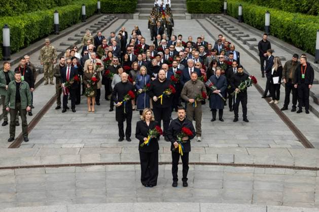 Bilder des Jahres 2025, News 05 Mai News Themen der Woche KW19 May 8, 2025, Kyiv, Kiev Oblast, Ukraine: Ukrainian President Volodymyr Zelenskyy, right, and First Lady Olena Zelenska, left, carry roses as they lead a procession commemorating the Day of Remembrance and Victory over Nazism in World War Two at the Tomb of the Unknown Soldier, May 8, 2025 in Kiev, Ukraine. Kyiv Ukraine - ZUMAp138 20250508_zaa_p138_035 Copyright: xUkrainexPresidency UkrainianxPrex