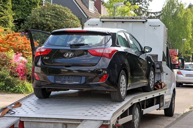 Transport defekter Fahrzeuge Ein defektes Fahrzeug wird von einem Abschleppdienst zur Werkstatt gebracht. *** Transportation of defective vehicles A defective vehicle is brought to the workshop by a towing service