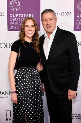 Juror Joachim Llambi mit seiner Tochter Moderatorin Helena Llambi (l) bei den DUFTSTARS 2025 - Deutscher Parfumpreis mit Verleihung des deutschen Parfumpreises DUFTSTARS durch die Fragrance Foundation om dem Rheinterrassen. Düsseldorf, 08.05.2025 NRW Deutschland Copyright: xChristophxHardtx