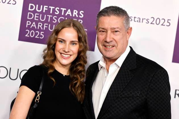 Juror Joachim Llambi mit seiner Tochter Moderatorin Helena Llambi (l) bei den DUFTSTARS 2025 - Deutscher Parfumpreis mit Verleihung des deutschen Parfumpreises DUFTSTARS durch die Fragrance Foundation om dem Rheinterrassen. Düsseldorf, 08.05.2025 NRW Deutschland Copyright: xChristophxHardtx