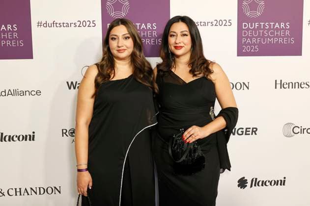 Fari von Buon Profumo mit Begleitung bei der Verleihung des Deutschen Parfumpreises Duftstars 2025 auf der Rheinterrasse Düsseldorf. Düsseldorf, 08.05.2025