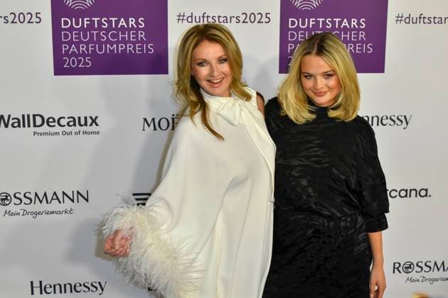 Frauke Ludowig Moderatorin mit tochter Nele zu Gast auf dem blauen Teppich bei der Verleihung der Duftstars 2025 Deutscher Parfumpreis der Fragrance Foundation in den Rheinterrassen am 08.05.2025 Duesseldorf NRW Deutschland
