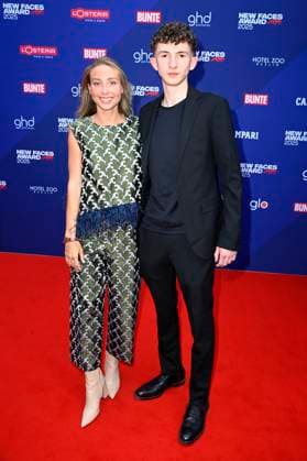 Julie Deluz mit Begleitung bei der Verleihung der Bunte New Faces Awards Film 2025 im Delphi Filmpalast. Berlin, 08.05.2025