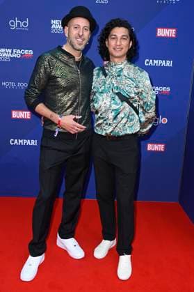 Jakob M. Erwa mit Begleitung bei der Verleihung der Bunte New Faces Awards Film 2025 im Delphi Filmpalast. Berlin, 08.05.2025