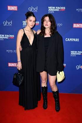 Caro Schäffler mit Gast bei der Verleihung der Bunte New Faces Awards Film 2025 im Delphi Filmpalast. Berlin, 08.05.2025