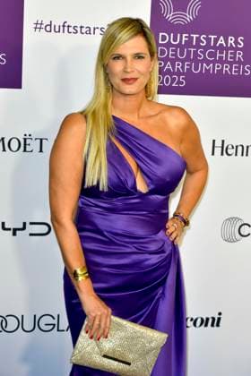 Verena Wriedt deutsche Journalistin und Fernsehmoderatorin zu Gast auf dem blauen Teppich bei der Verleihung der Duftstars 2025 Deutscher Parfumpreis der Fragrance Foundation in den Rheinterrassen am 08.05.2025 Duesseldorf NRW Deutschland