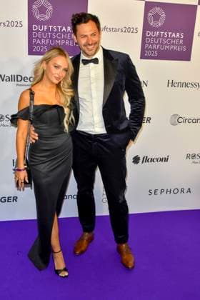 Ex Bachelor Sebastian Klaus mit seiner Freundin Jenny Koepper zu Gast auf dem blauen Teppich bei der Verleihung der Duftstars 2025 Deutscher Parfumpreis der Fragrance Foundation in den Rheinterrassen am 08.05.2025 Duesseldorf NRW Deutschland