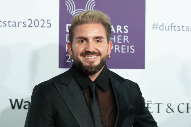 Justus TOUSSIS, Portraet, Porträt, Portrait, Angeschnittenes Einzelbild, Einzelmotiv, bei den DUFTSTARS 2025 - Deutscher Parfumpreis Verleihung des deutschen Parfumpreises DUFTSTARS durch die Fragrance Foundation am 08.05.2025, Rheinterrassen, Duesseldorf.
