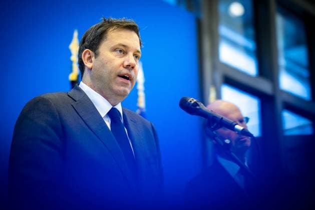 News Themen der Woche KW19 News Bilder des Tages Lars Klingbeil, Bundesminister der Finanzen, spricht zu den Medien im Rahmen seiner Antrittsreise nach Frankreich, in Paris, 09.05.2025. Fotografiert im Auftrag des Bundesfinanzministeriums Paris Frankreich *** Lars Klingbeil, Federal Minister of Finance, speaks to the media during his inaugural trip to France, in Paris, 09 05 2025 Photographed on behalf of the Federal Ministry of Finance Paris France Copyright: xJulianexSonntag BMFx