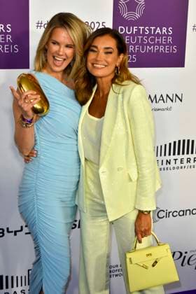 Monica Ivancan, Jana Ina Zarrella zu Gast auf dem blauen Teppich bei der Verleihung der Duftstars 2025 Deutscher Parfumpreis der Fragrance Foundation in den Rheinterrassen am 08.05.2025 Duesseldorf NRW Deutschland