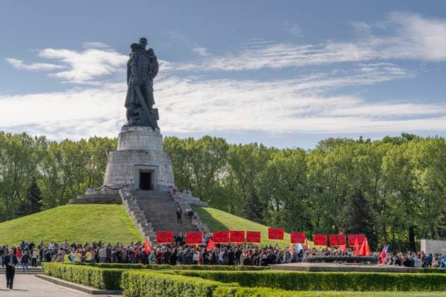 Bilder des Jahres 2025, News 05 Mai News Themen der Woche KW19 News Bilder des Tages Am 09.05.2025 ehren Besucher aus den Republiken der ehemaligen Sowjetunion und aus Berlin die gefallenen sowjetischen Soldaten am Sowjetischen Ehrenmal in Berlin-Treptow. Der Tag des Endes des Zweiten Weltkrieges in Deutschland jährt sich 2025 zum 80. mal. Die bedingungslose Kapitulation am 8. Mai 1945 um 23:01 Uhr in Berlin-Karlshorst besiegelte das Ende des Zweiten Weltkrieges in Europa. In Moskau war durch die zweistündige Zeitverschiebung schon der 9. Mai angebrochen. Deshalb wird in den ehemaligen Ländern der Sowjetunion dieser Tag als Tag des Sieges gefeiert. *** On 9 May 2025, visitors from the republics of the former Soviet Union and from Berlin will honor the fallen Soviet soldiers at the Soviet Memorial in Berlin Treptow