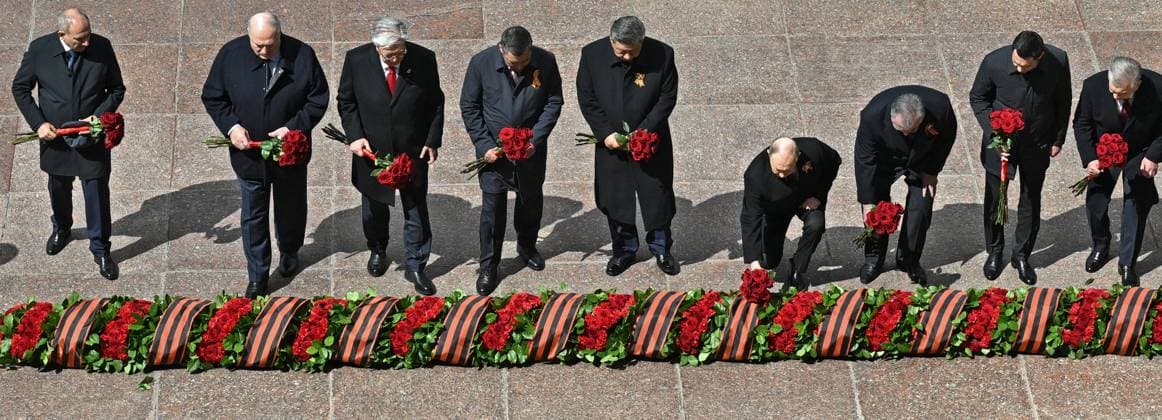 News Themen der Woche KW19 News Bilder des Tages Wreath-laying ceremony at the Tomb of the Unknown Soldier 8920378 09.05.2025 President of Russia Vladimir Putin and foreign leaders at a joint wreath-laying ceremony at the Tomb of the Unknown Soldier in Alexander Garden, Moscow. Russia marks the 80th anniversary of Victory in the Great Patriotic War of 1941-1945. Crediting the source in the following order photographer s name Host photo agency RIA Novosti is mandatory when using the photo Host photo agency RIA Novosti Moscow Russia  Copyright: xx