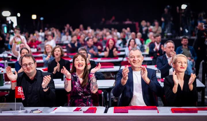 Bilder des Jahres 2025, News 05 Mai News Themen der Woche KW19 (L-R) Soeren Pellmann, DIE LINKE, Heidi Reichinnek, DIE LINKE, Jan van Aken, Parteivorsitzender von DIE LINKE, Ines Schwerdtner, Parteivorsitzende von DIE LINKE, waehrend der dritten Tagung des neunten Parteitages der Partei DIE LINKE in Chemnitz, 09.05.2025. Chemnitz Deutschland *** L R Soeren Pellmann, DIE LINKE, Heidi Reichinnek, DIE LINKE, Jan van Aken, party chairman of DIE LINKE, Ines Schwerdtner, party chairman of DIE LINKE, during the third session of the ninth party conference of DIE LINKE in Chemnitz, 09 05 2025 Chemnitz Germany Copyright: xAmreixSchulzx