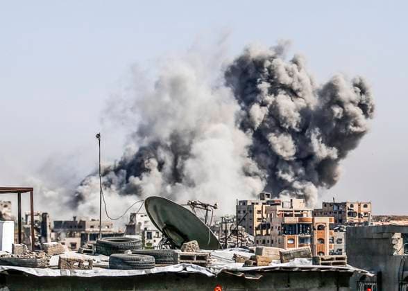 News Themen der Woche KW19 News Bilder des Tages Nahostkonflikt, Israelischer Luftangriff auf Gaza Smoke rises over residential buildings following an Israeli airstrike on the Tuffah neighborhood in the eastern part of Gaza City Smoke rises over residential buildings following an Israeli airstrike on the Tuffah neighborhood in the eastern part of Gaza City, Gaza, on May 9, 2025. Photo by Omar Ashtawy apaimages Gaza city Gaza Strip Palestinian Territory 090525_Gaza_OSH_1_00(1) Copyright: xapaimagesxOmarxAshtawyx xapaimagesx