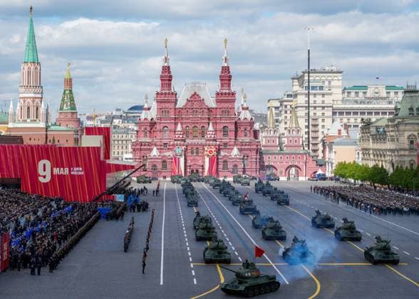 News Themen der Woche KW19 News Bilder des Tages Military parade marking 80th anniversary of Victory in Great Patriotic War in Moscow 8921105 09.05.2025 Military equipment on Moscow s Red Square during a military parade to mark the 80th anniversary in the Great Patriotic War of 1941-1945. Crediting the source in the following order photographer s name Host photo agency RIA Novosti is mandatory when using the photo Alexander Vilf Host photo agency RIA Novosti Moscow Russia  Copyright: xAlexanderxVilfx