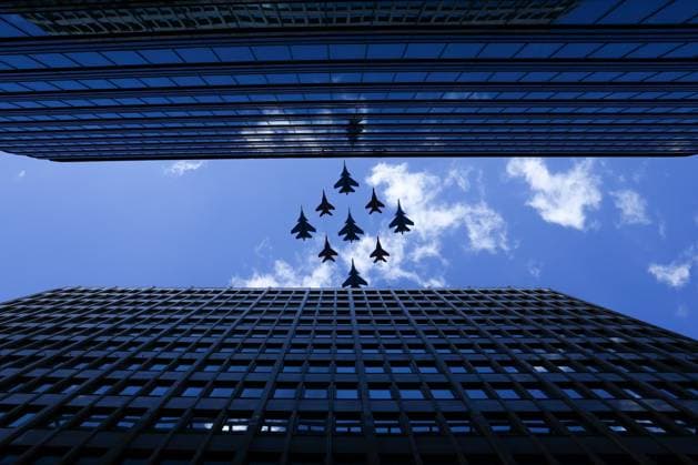 Bilder des Jahres 2025, News 05 Mai News Themen der Woche KW19 News Bilder des Tages RUSSIA, MOSCOW - MAY 9, 2025: Sukhoi-Su35S fighter jets of the Russkiye Vityazi Russian Knights aerobatic team and Mikoyan MiG-29 fighter aircraft of the Strizhi Swifts aerobatic team fly over Moscow during a Victory Day air show, marking the 80th anniversary of the victory over Nazi Germany in World War II. Sergei Savostyanov TASS  80480964