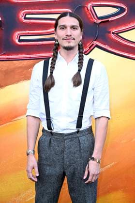 Asivak Koostachin bei der Premiere der HBO Max Original Serie Duster in den Universal Studios. Universal City, 08.05.2025