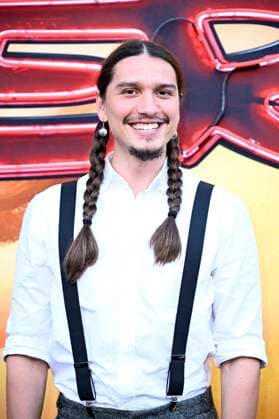 Asivak Koostachin bei der Premiere der HBO Max Original Serie Duster in den Universal Studios. Universal City, 08.05.2025