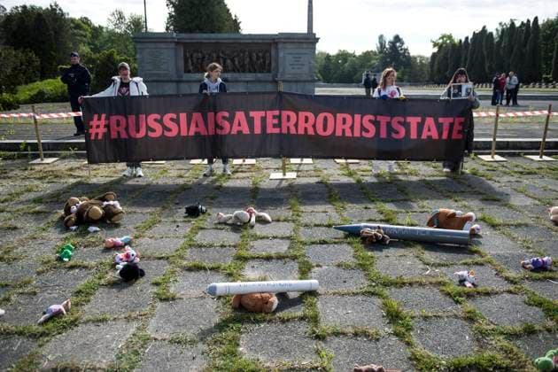 News Themen der Woche KW19 News Bilder des Tages Russia s Victory Day in Warsaw, Poland - 9 May 2025 Ukrainian protesters covered with fake blood hold a banner that reads Russia is a terrorist state as the Russian ambassador puts flowers on a monument at the cemetery. On Victory Day Russia s Ambassador to Poland, Sergey Andreev and his delegation laid a wreath on a monument at the cemetery to Red Army soldiers who died during World War II. During the ceremony Ukrainian activists tried to disturb the event. May 9th known as Victory Day in Russia is a holiday commemorating the Soviet victory over Nazi Germany in 1945. Warsaw Poland Copyright: xAttilaxHusejnowx xSOPAxImagesx AHUSEJNOW_8996