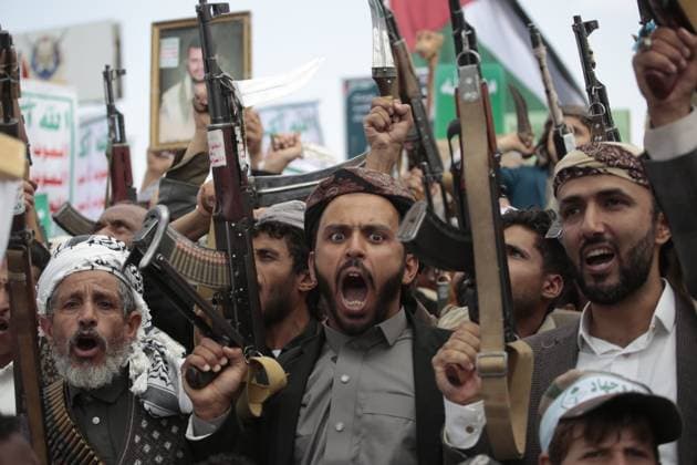 News Themen der Woche KW19 News Bilder des Tages Jemen, Unterstützer der Huthi-Rebellen demonstrieren in Sanaa Houthi supporters protest against the US and Israel in Sana a - Houthi supporters shout slogans and hold up their weapons during an anti-US and anti-Israel protest in Sana a, Yemen, 09 May 2025. IMAGO Sanaa Yemen Copyright: xHamzaxAlix