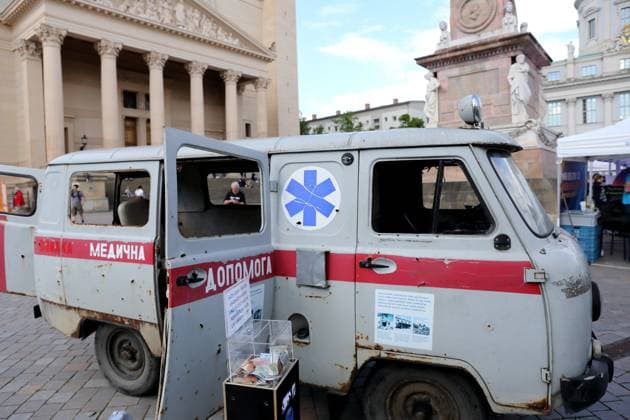 News Themen der Woche KW19 News Bilder des Tages Der zerschossene ukrainische Krankenwagen Barwinka steht als Mahnmal für russische Kriegsverbrechen beim Europafest auf dem Alten Markt in Potsdam, 9. Mai 2025. Europafest in Potsdam *** The shot-up Ukrainian ambulance Barwinka stands as a memorial to Russian war crimes at the Europe Festival on the Alter Markt in Potsdam, May 9, 2025 Europe Festival in Potsdam