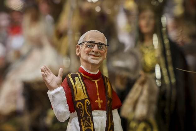 News Themen der Woche KW19 Entertainment Bilder des Tages Naples, Campania, Italy: Statue depicting Pope Leo XIV displayed in front of Gennaro Di Virgilio s workshop in vicolo San Gregorio Armeno, a street where the workshops of the artisans of the traditional Neapolitan nativity figurines are located, in Naples. Naples Italy  - ZUMAp169 20250509_zea_p169_210 Copyright: xSalvatorexLaporta Kontrolabx