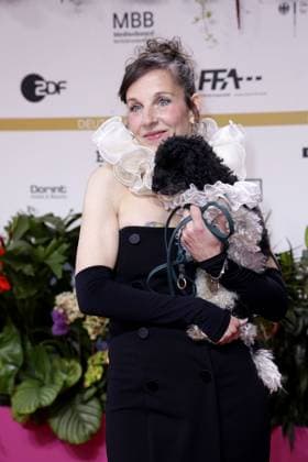 Meret Becker und ihr Hund Taxi bei der Deutscher Filmpreis Verleihung am 9.05.2025 in Berlin Deutscher Filmpreis 2025 in Berlin