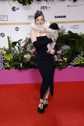 Meret Becker und ihr Hund Taxi bei der Deutscher Filmpreis Verleihung am 9.05.2025 in Berlin Deutscher Filmpreis 2025 in Berlin