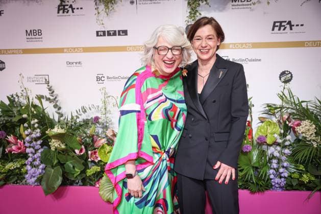 Verleihung DEUTSCHER FILMPREIS 2025 in Berlin Anne Leppien und Claudia Löwe auf dem Roten Teppich bei der Verleihung der Lola - Deutscher Filmpreis 2025 im Theater am Potsdamer Platz in Berlin Datum: 10.05.2025 Copyright: xEventpressx