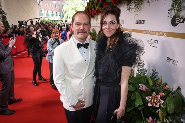 Verleihung DEUTSCHER FILMPREIS 2025 in Berlin Godehard Giese und Kim Riedle auf dem Roten Teppich bei der Verleihung der Lola - Deutscher Filmpreis 2025 im Theater am Potsdamer Platz in Berlin Datum: 10.05.2025 Copyright: xEventpressx