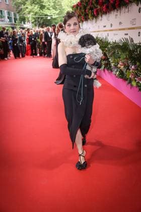 Verleihung DEUTSCHER FILMPREIS 2025 in Berlin Meret Becker mit Hund auf dem Roten Teppich bei der Verleihung der Lola - Deutscher Filmpreis 2025 im Theater am Potsdamer Platz in Berlin Datum: 10.05.2025 Copyright: xEventpressx