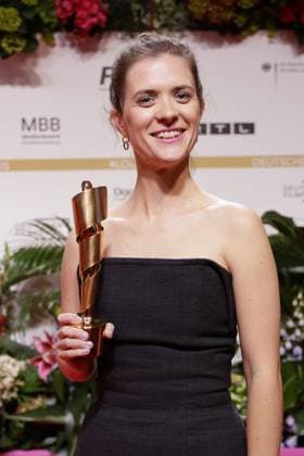Liv Lisa Fries, die Gewinnerin mit ihrer Lola Statue bei der Deutscher Filmpreis Verleihung am 9.05.2025 in Berlin Deutscher Filmpreis 2025 in Berlin - Gewinner bei der Aftershowparty