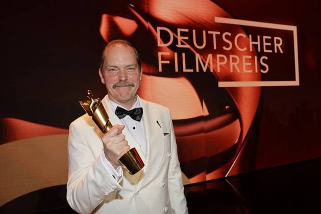 Godehard Giese, der Gewinner mit seiner Lola Statue bei der Deutscher Filmpreis Verleihung am 9.05.2025 in Berlin Deutscher Filmpreis 2025 in Berlin - Gewinner bei der Aftershowparty