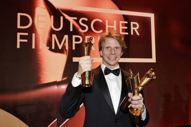 Bilder des Jahres 2025, Entertainment 05 Mai Entertainment Themen der Woche KW19 Tim Fehlbaum, der Gewinner mit seiner Lola Statue bei der Deutscher Filmpreis Verleihung am 9.05.2025 in Berlin Deutscher Filmpreis 2025 in Berlin - Gewinner bei der Aftershowparty *** Tim Fehlbaum, the winner with his Lola statue at the German Film Award ceremony on 9 05 2025 in Berlin German Film Award 2025 in Berlin Winner at the aftershow party 