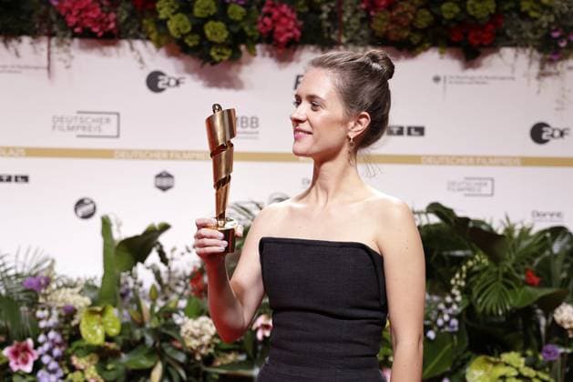 Liv Lisa Fries, die Gewinnerin mit ihrer Lola Statue bei der Deutscher Filmpreis Verleihung am 9.05.2025 in Berlin Deutscher Filmpreis 2025 in Berlin - Gewinner bei der Aftershowparty