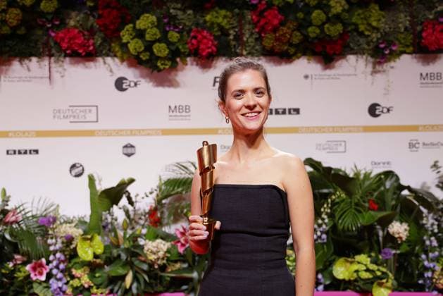 Liv Lisa Fries (34), die Gewinnerin mit ihrer Lola Statue bei der Deutscher Filmpreis Verleihung am 9.05.2025 in Berlin Deutscher Filmpreis 2025 in Berlin - Gewinner bei der Aftershowparty